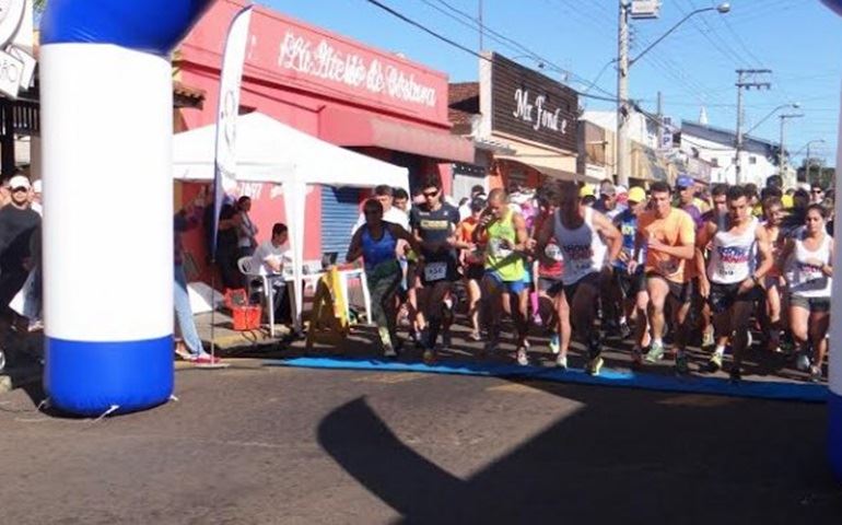 Mais de 200 atletas participam da Corrida Light Run