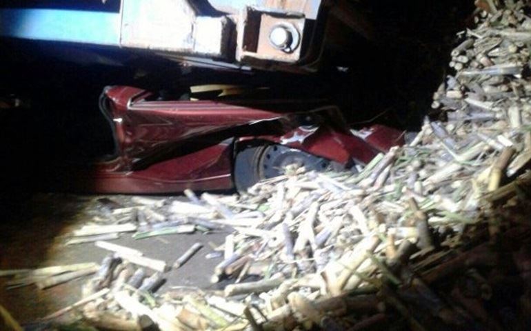 Mulher sai ilesa após carro ser achatado por carreta de 30 toneladas
