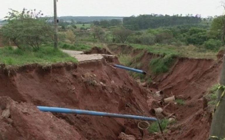 Cratera avança para dois bairros de Avaré e desvaloriza terrenos vizinhos