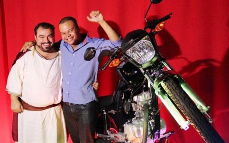 Em comemoração ao Dia do Comerciário, Sincomerciários sorteia moto 0 km