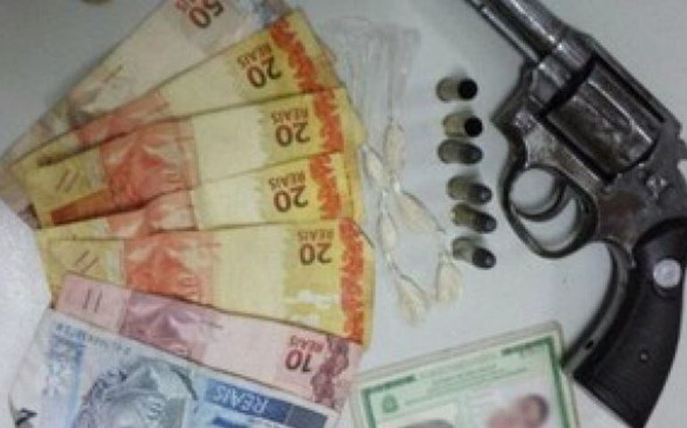 Homem é preso por porte ilegal de arma e tráfico de drogas em Piraju