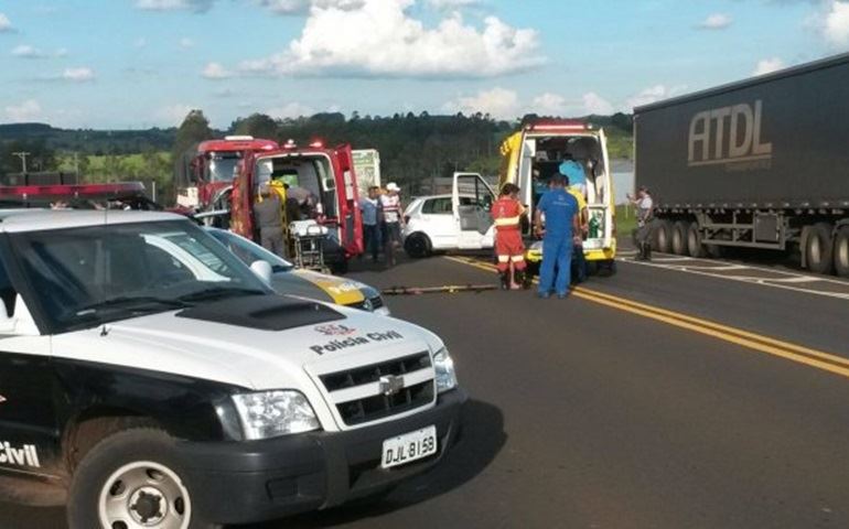 Acidente com 4 veículos interdita rodovia em Avaré