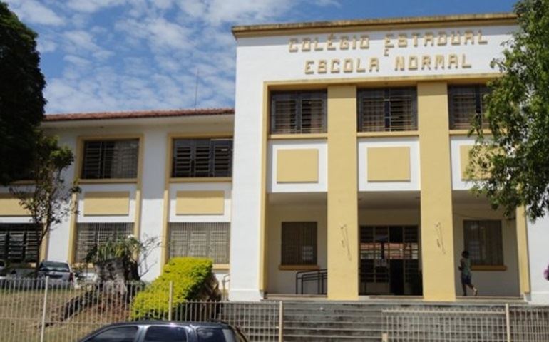 Um adolescente soltou uma bomba em plena sala de aula.