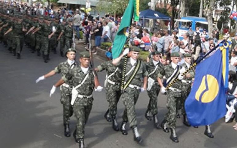  BOTUCATU   MANTEM  SEUS  TRADICIONAIS  DESFILES CÍVICOS.