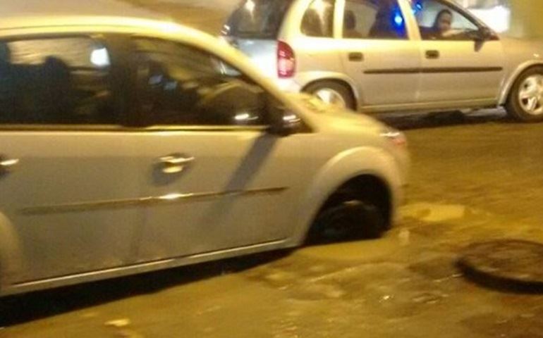 Carro fica preso ao cair em bueiro sem tampa em avenida de Avaré