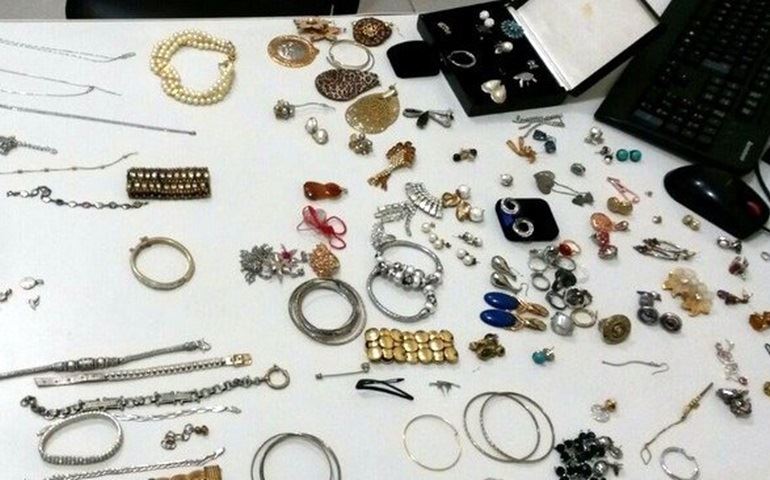 Polícia Militar localiza procurada com joias, relógios e munições em Avaré