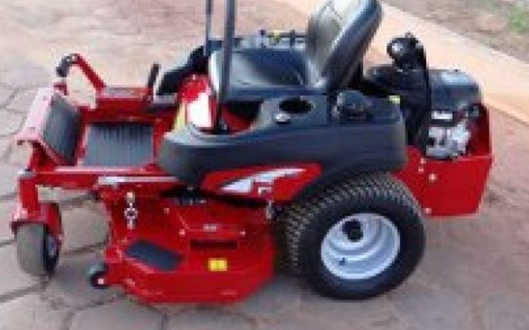Prefeitura adquire máquina giro zero para limpeza de áreas verdes