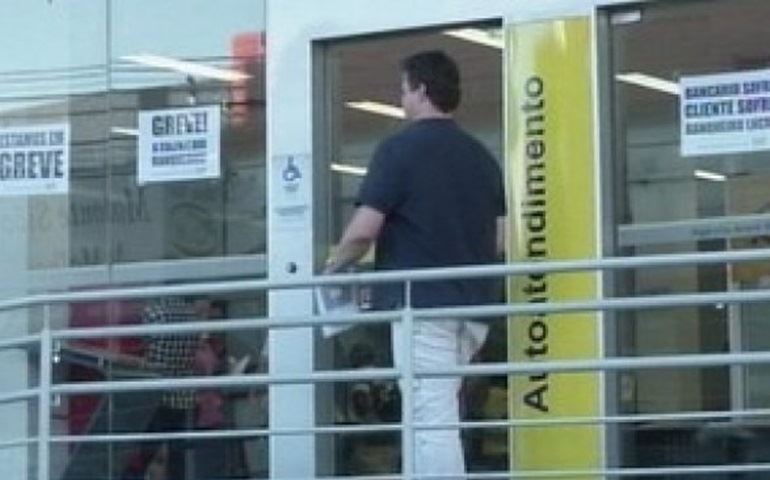 Bancos da região aderem à greve no país; população recorre a alternativas