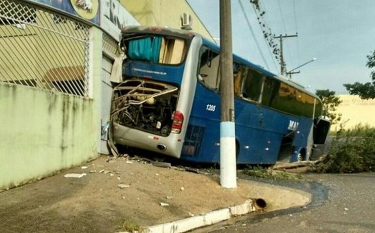 Ônibus desce ladeira de ré e ?invade? quarto de hotel em Cerqueira César