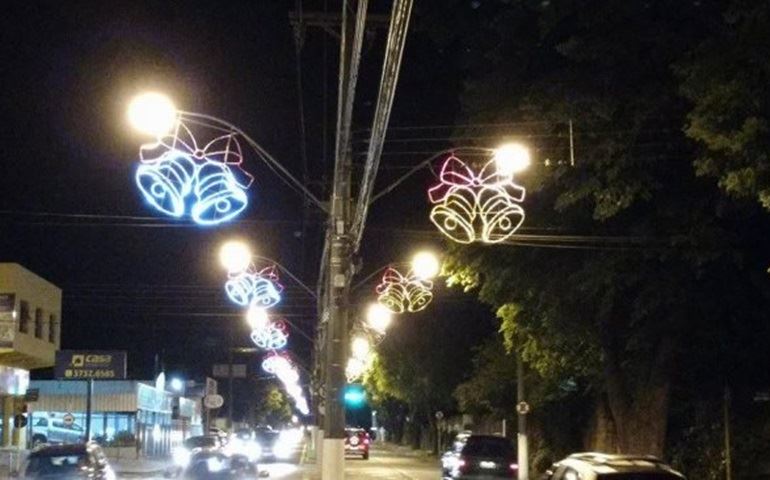 Decoração típica alegra o centro comercial da Estância