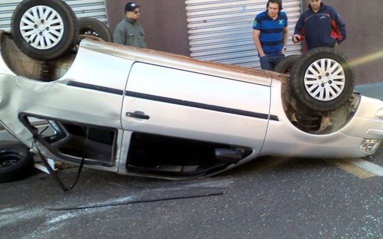 VEÍCULO APÓS COLISÃO CAPOTOU DENTRO DA CIDADE