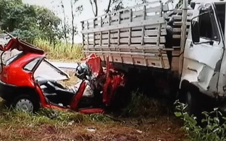 Três pessoas da mesma família morrem em acidente na Raposo Tavares.