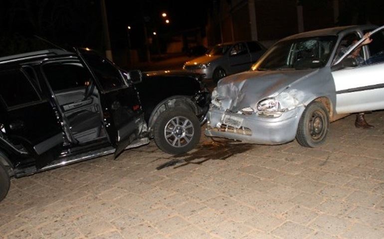 MOTORISTA SUSPEITO DE EMBRIAGUEZ PROVOCA ACIDENTE E É DETIDO.