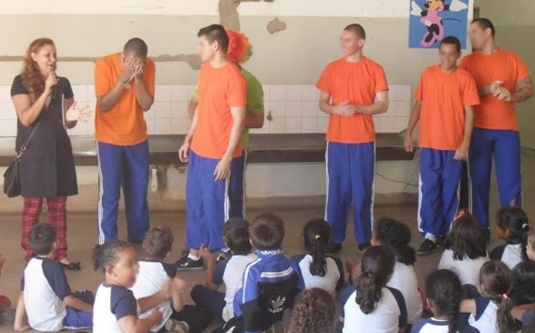 Adolescentes da Fundação Casa de Iaras se apresentam para crianças do ensino fundamental