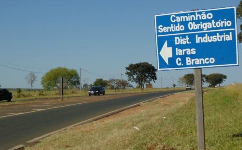 Tráfego de caminhões está proibido na área urbana de Cerqueira César