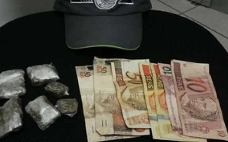Homem é preso por vender droga em frente à escola em Piraju