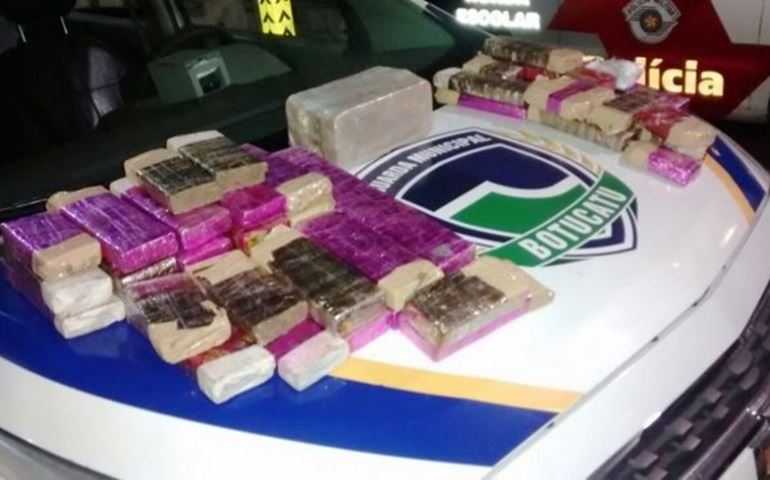 Botucatu: tijolos de maconha são encontrados em tonel