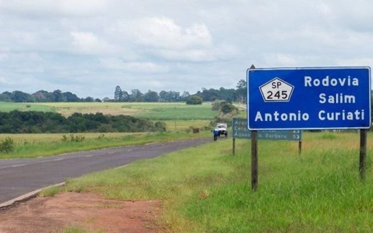 Motociclista morre ao bater de frente com carro em rodovia em Avaré