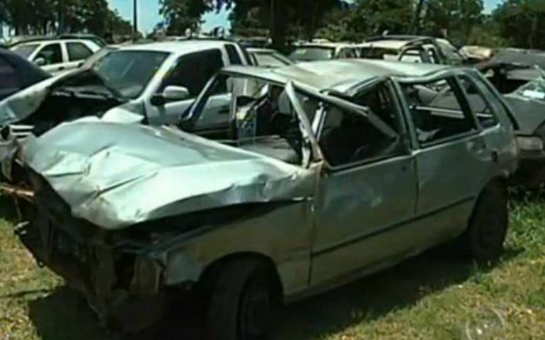 Motorista é detido por embriaguez após carro com oito pesoas capotar