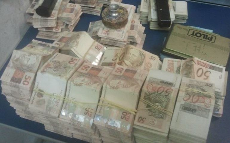 Domingo último dia 6, uma mulher foi detida com quase 3 milhões em dinheiro e Jóias