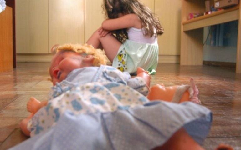 Homem é detido por assediar menina de 12 anos em mensagens de celular