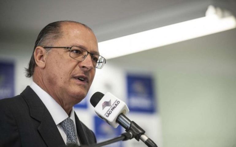 Estados anunciam cortes de cargos para ajustar contas em 2015