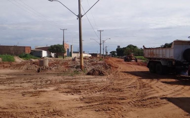 Prossegue o asfaltamento da Avenida Cunha Bueno