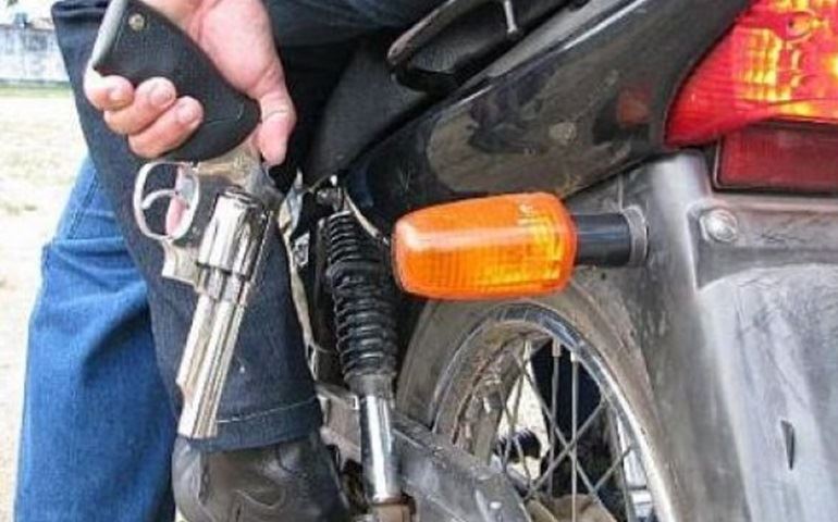 Dupla em moto passa atirando e fere duas pessoas em Botucatu