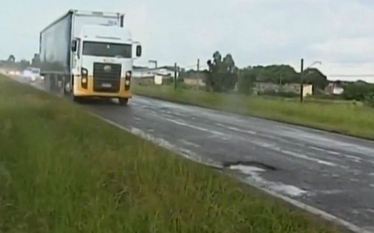 Buracos em excesso na SP-245 preocupam motoristas em Avaré