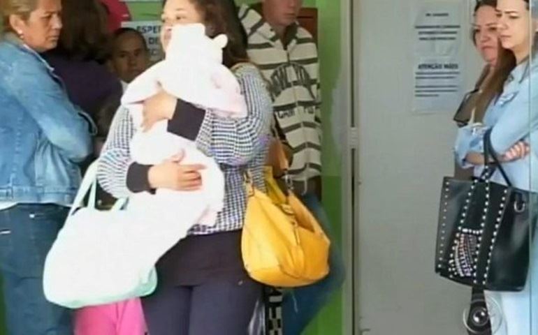 Pronto-socorro lotado faz pacientes esperarem horas para atendimento