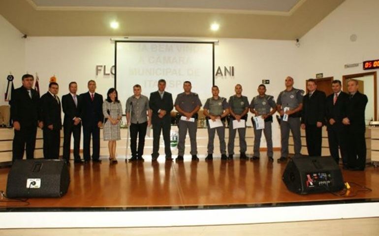 POLÍCIAIS MILITARES SÃO HOMENAGEADOS NA CÂMARA MUNICIPAL DE ITAÍ/SP