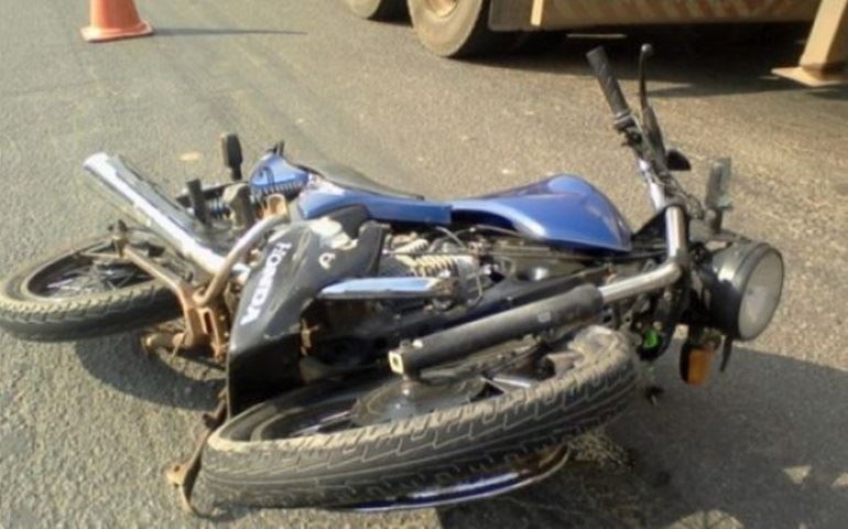 Motoqueiro bate na trazeira de um caminhão estacionado e morre.