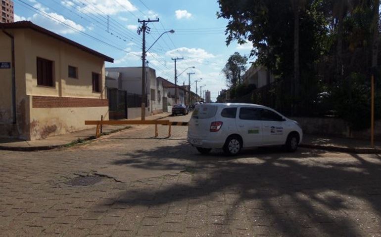 Carro oficial do Conselho Tutelar de Avaré é flagrado estacionado de uma forma totalmente irregular