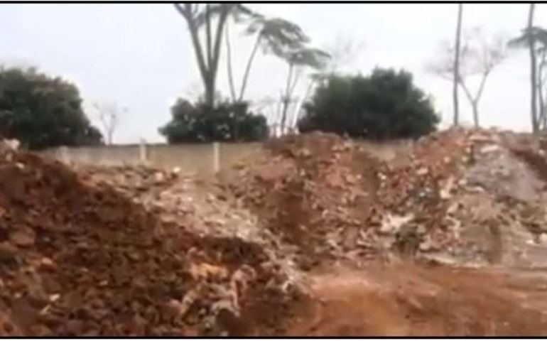 Garagem Municipal vira local de descarte de galhadas e entulhos