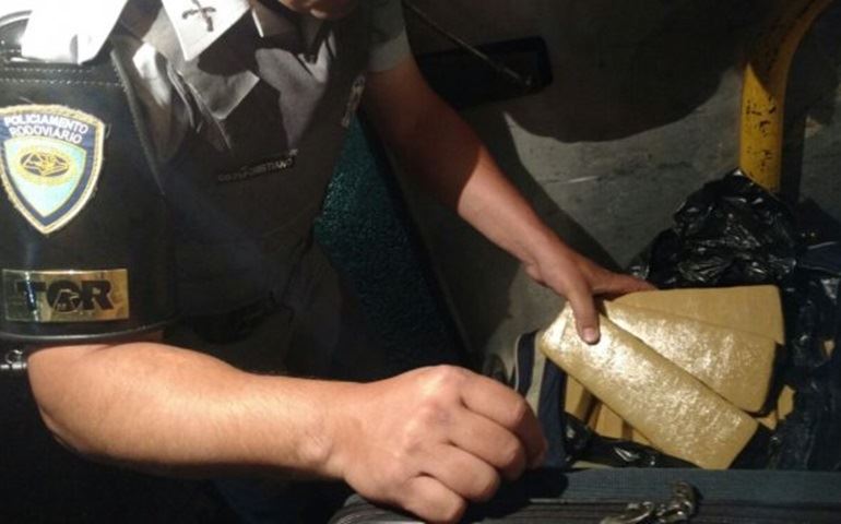 POLICIAMENTO RODOVIÁRIO APREENDE MACONHA