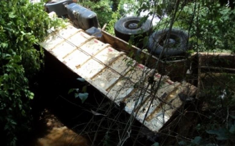 CAMINHÃO BASCULANTE TOMBOU EM CIMA DO MOTORISTA