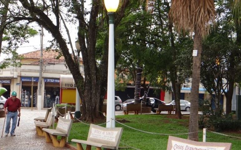 Praças e calçadão recebem serviços de manutenção