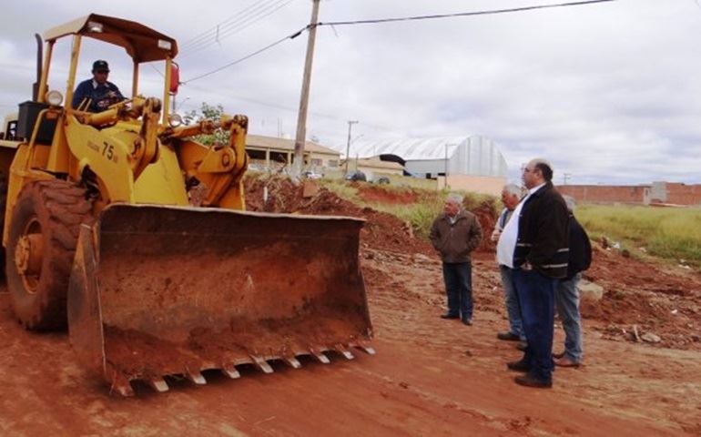 Prefeito confere a execução do asfaltamento do Paraíso