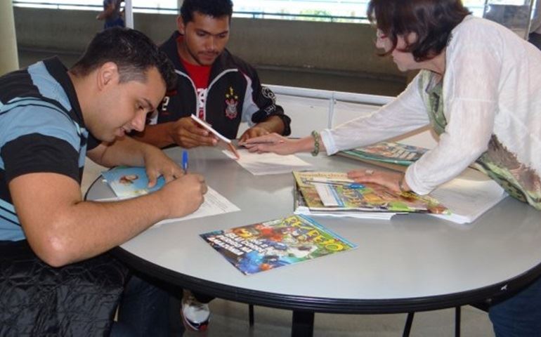 Projeto distribui livros gratuitos para usuários da rodoviária