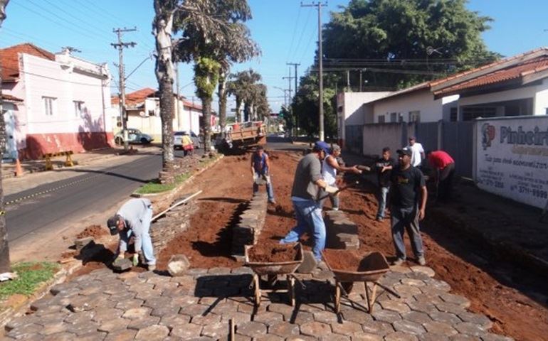 Trecho da Avenida Major Rangel é preparado para pavimentação