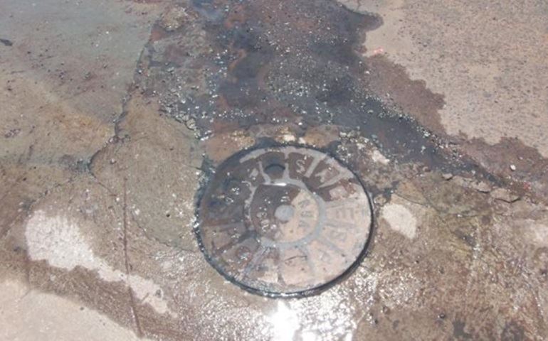 PV DA SABESP VAZANDO NO BAIRRO GRAN VILLE A MAIS DE QUINZE DIAS