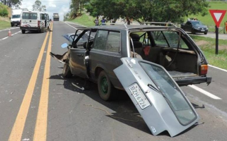 Van transportando pacientes a Botucatu sofre acidente