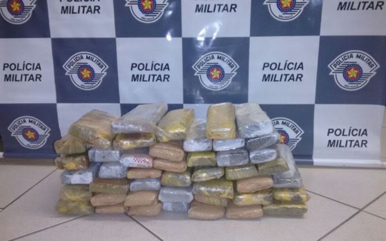 POLICIAMENTO RODOVIARIO APROXIMADAMENTE 44 TABLETES DE  MACONHA