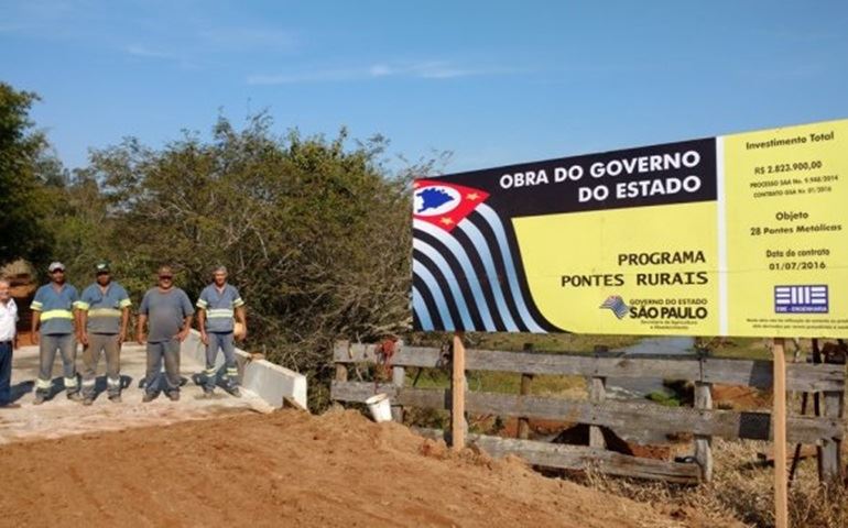 Instalada ponte metálica sobre o ribeirão São João