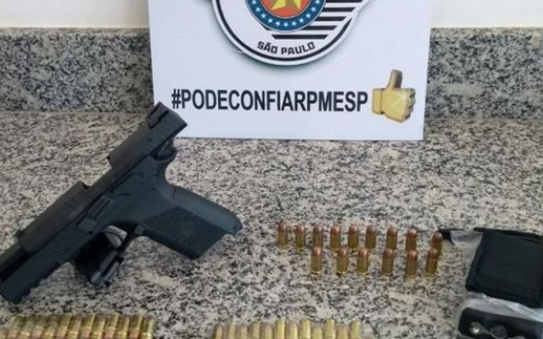 TOR flagra homem armado com pistola e munições em ônibus