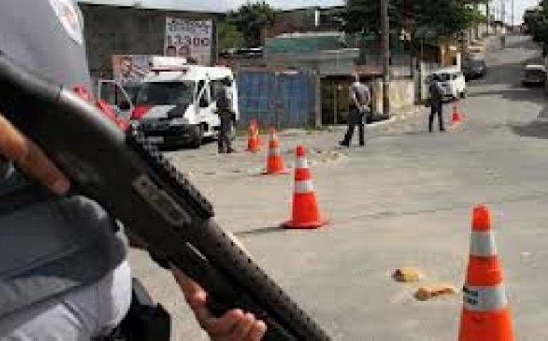 APARATO POLICIAL NO POSTO DE SAÚDE DA RUA ACRE