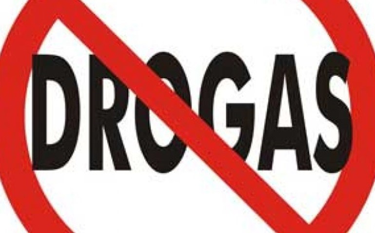 Polícia apreende adolescente com drogas em praça de Cerqueira César