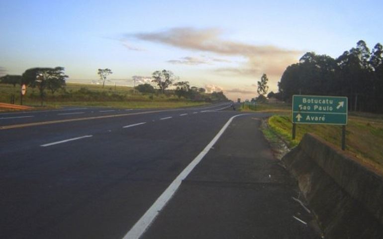 Motorista morre após colidir com caminhão em rodovia de Avaré