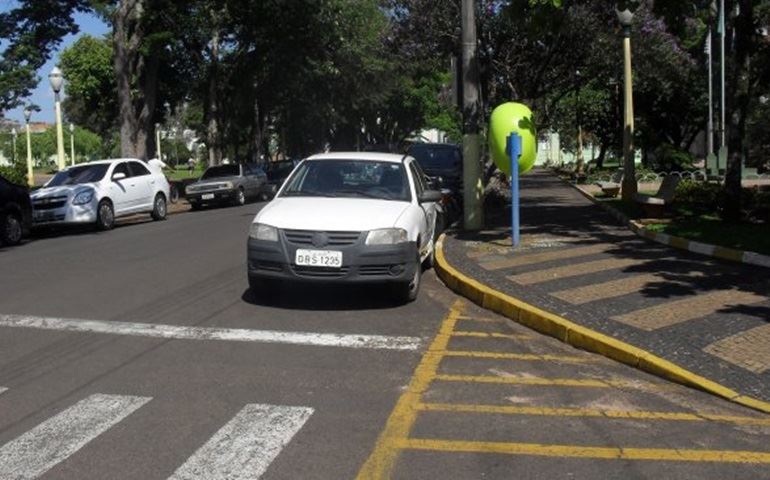 VEÍCULO MUNICIPAL ESTACIONADO IRREGULAMENTE.