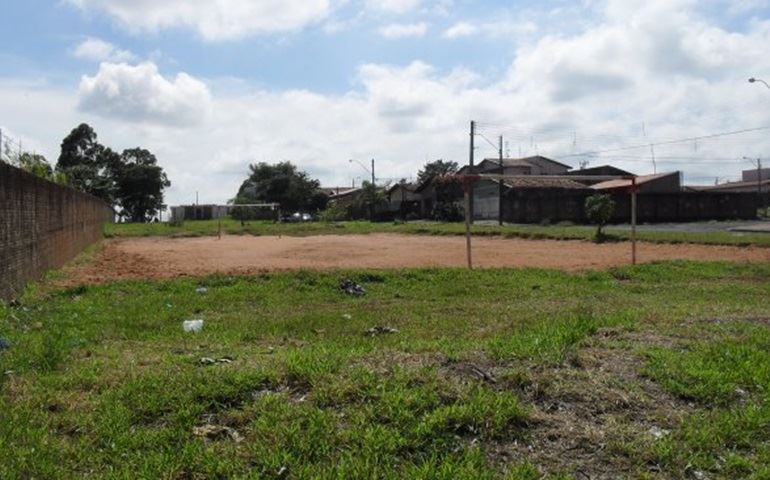 ESTÃO INVADINDO ÁREA VERDE EM AVARÉ.